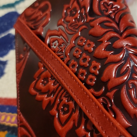 Leather embossed tinted leather wallet with detachable wrist strap - Picture 2 of 3